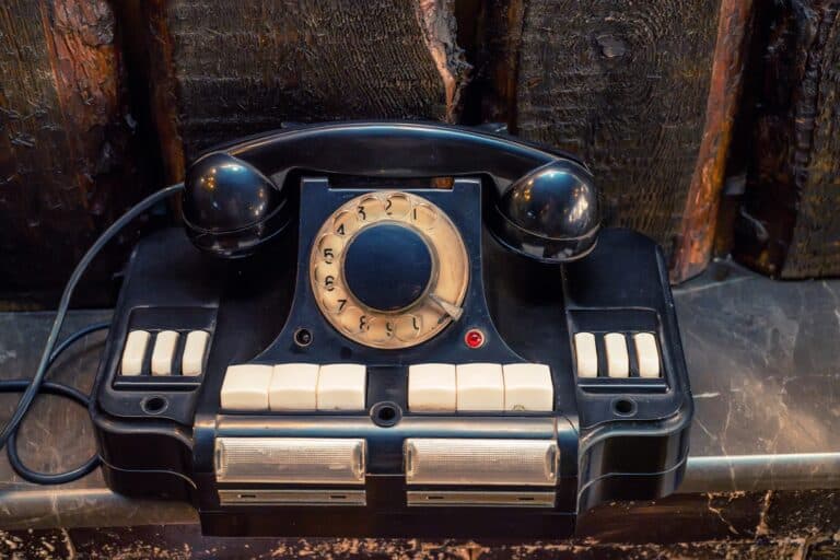 Answering Service vs Answering Machine | CallNET's Expert Guide